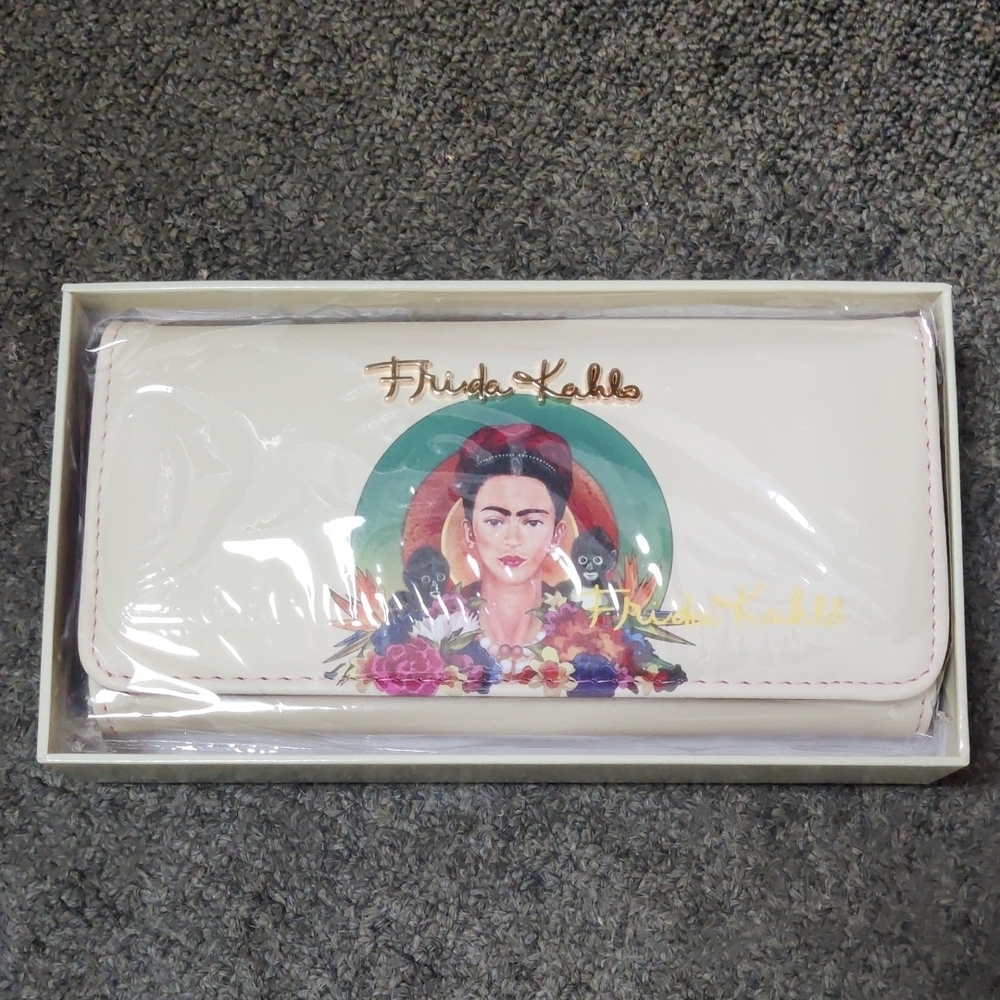 White Circular Floral Wallet